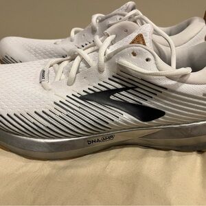 Brooks Men’s 11.5 Levitate Running Shoes White Black Gum Sole